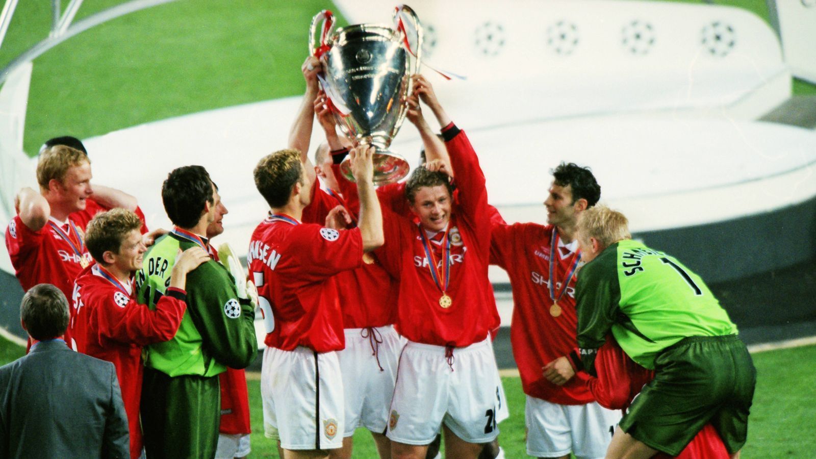 
                <strong>Manchester United (1999)</strong><br>
                Das Champions-League-Finale 1999 dürfte ewig unvergessen bleiben: Führte der FC Bayern München nach Ablauf der 90 Minuten noch mit 1:0, so drehte Manchester United die Partie in der Nachspielzeit und siegte mit 2:1. Dadurch feierte die Mannschaft von Trainer Alex Ferguson das Triple. Die "Red Devils" blieben auch danach auf der Erfolgsspur und gewannen in den beiden darauffolgenden Jahre erneut die Meisterschaft. Der nächste Champions-League-Triumph ereignete sich allerdings erst 2008.
              