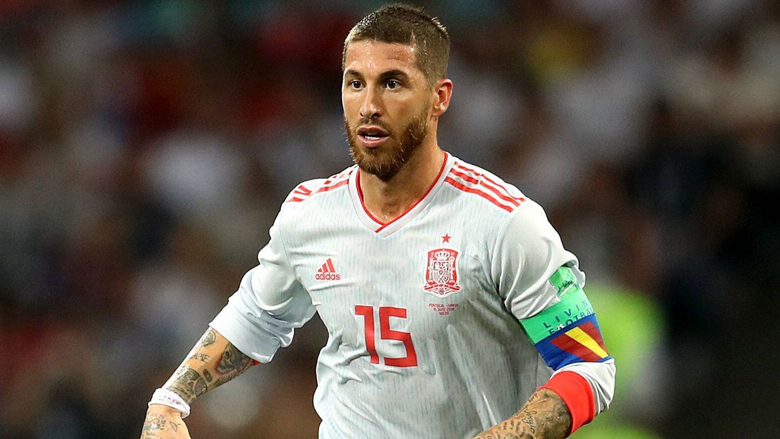 
                <strong>Sergio Ramos (Spanien)</strong><br>
                War der gewohnte Dreh- und Angelpunkt in der spanischen Defensive. Er sah kurz vor der Halbzeit im Zweikampf gegen Guedes nicht gut aus, hatte aber am zweiten Gegentor wegen des klaren Torwartfehlers keinen Anteil. Ramos spielte souverän, verhinderte noch mit einem starken Tackling gegen Quaresma wahrscheinlich die Niederlage. ran-Note: 2
              