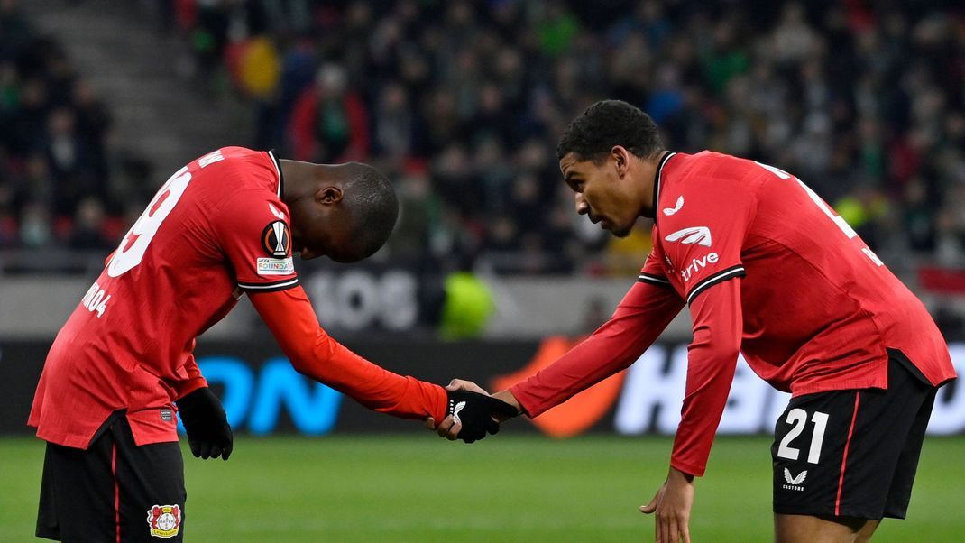 Die Leverkusener Amine Adli und Moussa Diaby (l.) haben Grund zur Freude. Die Werkself zieht in das Viertelfinale der Europa League ein.