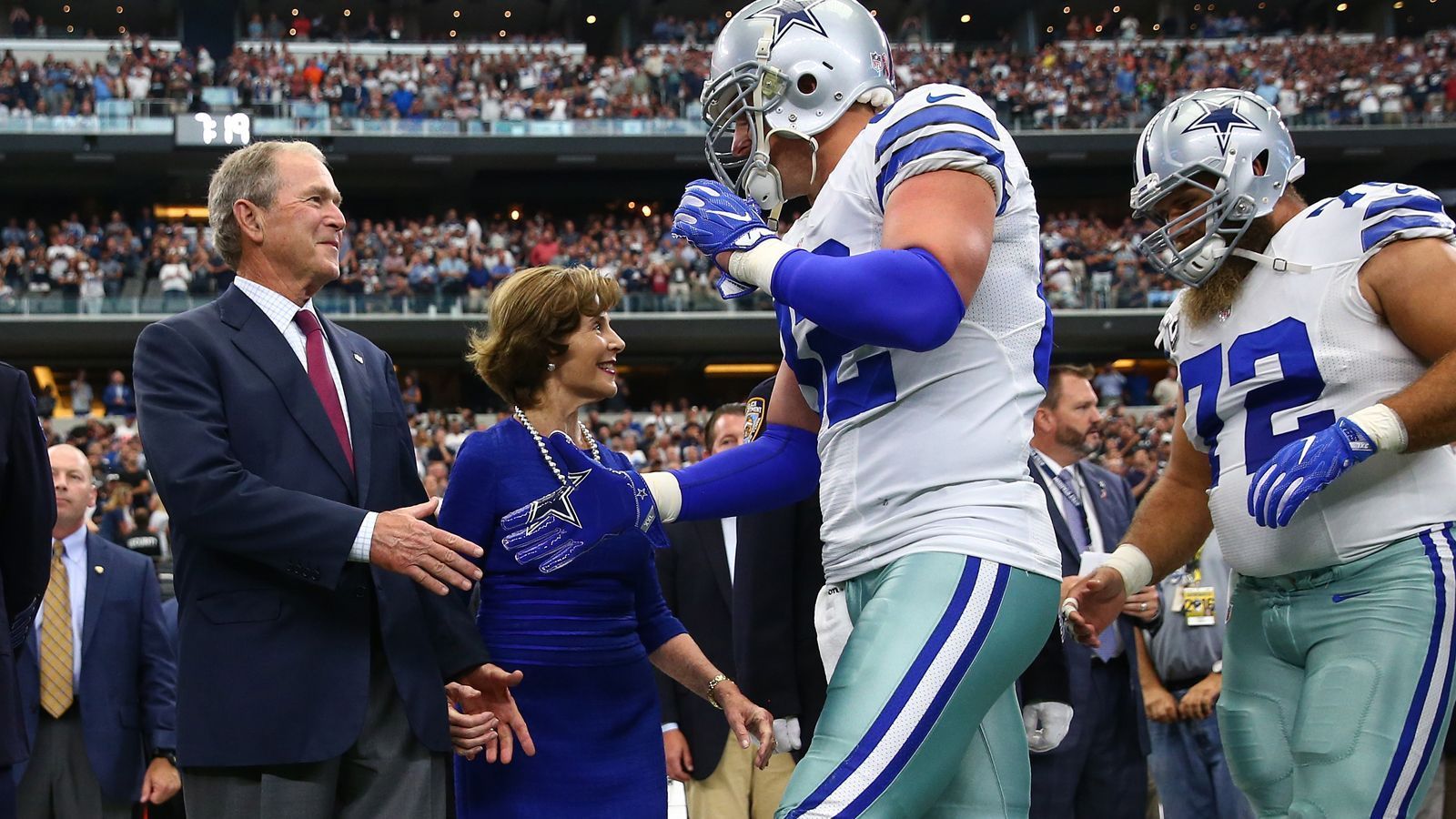 <strong>George W. Bush (Dallas Cowboys)</strong><br>
                Der ehemalige US-Präsident George W. Bush ist ein guter Freund von Cowboys-Besitzer Jerry Jones. Als einstiger Gouverneur von Texas und Ex-Besitzer des örtlichen MLB-Teams, den Texas Rangers, ist Bush natürlich auch Cowboys-Anhänger.
