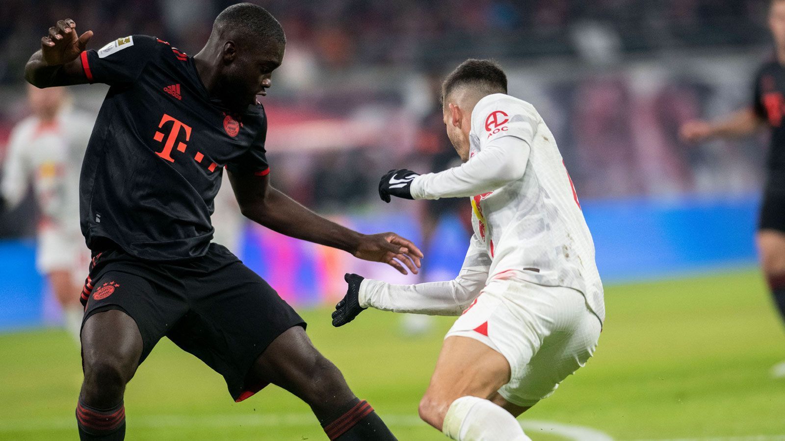 
                <strong>Dayot Upamecano</strong><br>
                Leistet sich in der Anfangsphase einen schlimmen Ballverlust und hat Glück, dass Kimmich seinen Fehler ausbügelt. Wird im Laufe des Spiels aber deutlich zweikampfstärker und rettet einmal in höchster Not gegen Silva. Hat in der 65. Minute großes Glück, dass er für seine Grätsche gegen Szoboszlai keine rote Karte kassiert. Wirkt danach ein wenig fahrig. Viel Licht, viel Schatten. ran-Note: 3
              