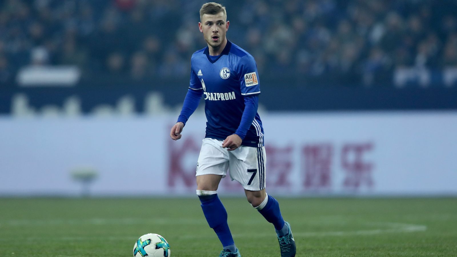 
                <strong>FC Schalke 04 (2013-2018) </strong><br>
                Seine längste und nach eigenen Angaben "schönste Zeit" hatte Meyer beim FC Schalke 04 in der Bundesliga. Insgesamt neun Jahre, davon fünf bei den Profis verbrachte der Mittelfeldspieler bei den "Königsblauen". Seine Bilanz seit seinem Debüt 2013: In 192 Spielen gelangen dem Mittelfeldspieler 22 Treffer und 23 Vorlagen. Als er seinen auslaufenden Vertrag nicht verlängern wollte und von seinem Berater als "Weltklasse"-Spieler gepriesen wurde, wechselte Meyer 2018 nach Streitereien mit dem damaligen Manager Christian Heidel ablösefrei zu Crystal Palace in die Premier League.
              
