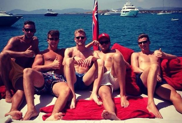 
                <strong>Andre Schürrle </strong><br>
                So relaxen also Weltmeister: Der Super-Joker genießt seinen wohlverdienten Urlaub mit Freunden auf einer Yacht. 
              