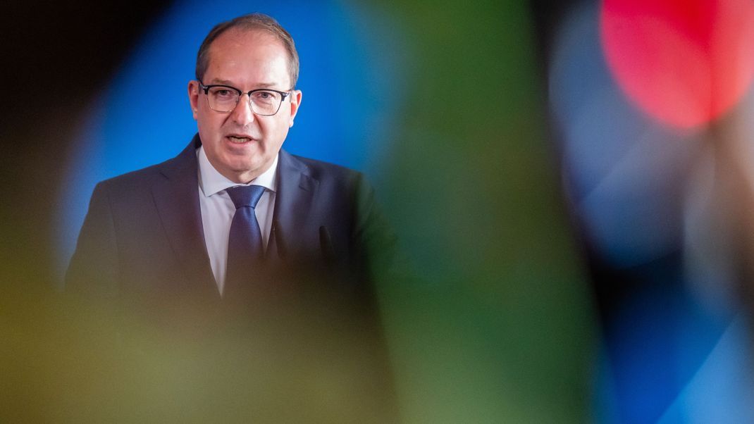 Der neue Bundesinnenminister Alexander Dobrindt (CSU) spricht auf einer Pressekonferenz in Berlin. 