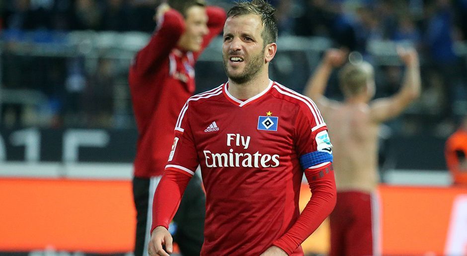 
                <strong>Rafael van der Vaart (13 Millionen Euro)</strong><br>
                Klaus-Michael Kühne und seine Frau Christine waren echte Fans des niederländischen Spielmachers. Im Jahre 2012 ermöglichten sie die Rückholaktion – es war der bis dato teuerste Transfer der Vereinsgeschichte. In den drei Jahren beim HSV zeigte seine Formkurve jedoch rapide nach unten. Später kritisierte der Investor, "dass Rafaels private Probleme einen großen Einfluss auf seine Leistung hatten".
              