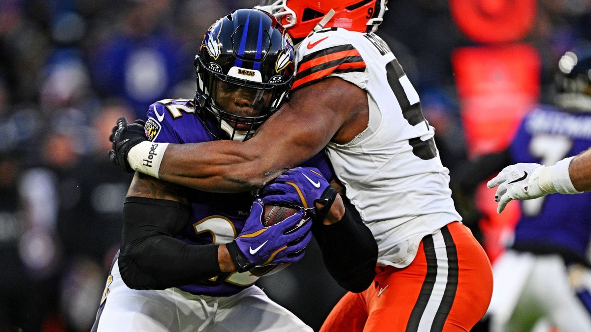 NFL, American Football Herren, USA Cleveland Browns at Baltimore Ravens Jan 4, 2025; Baltimore, Maryland, USA; Baltimore Ravens quarterback Lamar Jackson (8) controls the ball as Cleveland Browns d...