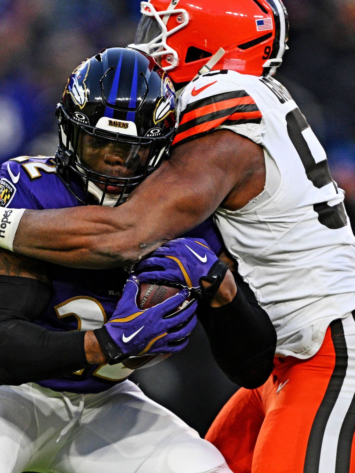 NFL, American Football Herren, USA Cleveland Browns at Baltimore Ravens Jan 4, 2025; Baltimore, Maryland, USA; Baltimore Ravens quarterback Lamar Jackson (8) controls the ball as Cleveland Browns d...