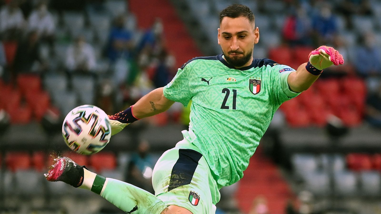 
                <strong>Gianluigi Donnarumma</strong><br>
                Anders als vorangegangenen Spielen wird der Schlussmann der Squadra Azzurra frühzeitig geprüft und kann sich dabei immer hervorragend auszeichnen. Der 22-Jährige verhindert mit einer Glanzparade gegen de Bruyne die Führung der Belgier (21.), beim Elfmeter von Lukaku ist Donnarumma dann chancenlos. Trotz einiger kleiner Unsicherheiten ist der Neuzugang von Paris St. Germain ein souveräner Rückhalt. ran-Note: 2
              