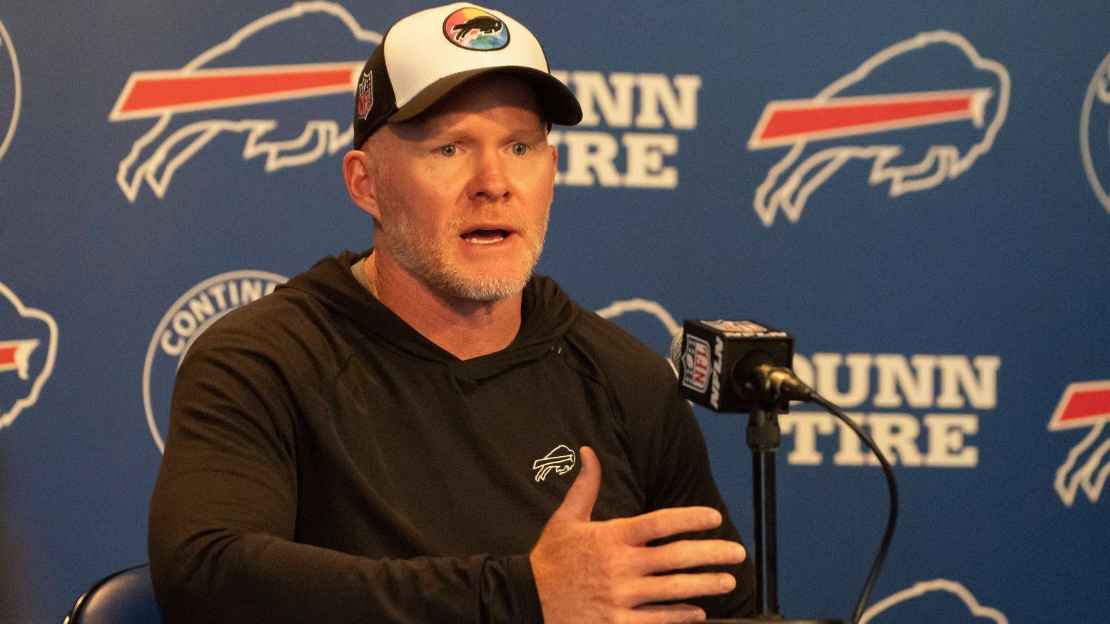 
                <strong>Platz 10: Sean McDermott (Buffalo Bills)</strong><br>
                Erst vor kurzem verlängerten die Buffalo Bills den Vertrag von Head Coach Sean McDermott vorzeitig bis 2027. Eine Belohnung für die bisherige Arbeit des Head Coaches, der den Klub in den vergangenen sechs Jahren von einer Lachnummer zu einem Super-Bowl-Kandidaten geformt hat. Zwar bleibt der Titel bisher aus, doch mit Josh Allen spielt einer der besten Quarterbacks der NFL in Buffalo, der seinen Weg vom Rohdiamanten zur Weltspitze auch McDermott zu verdanken hat. In den drei abgelaufenen Spielzeiten gehörten die Bills sowohl offensiv als auch defensiv (hier mit einem Ausreißer 2020) zu den besten Teams der Liga. Dem 49-Jährigen schadet in diesem Ranking das bittere Aus in den vergangenen Playoffs, wo gegen die Cincinnati Bengals bereits in der Divisional Round Schluss war.
              