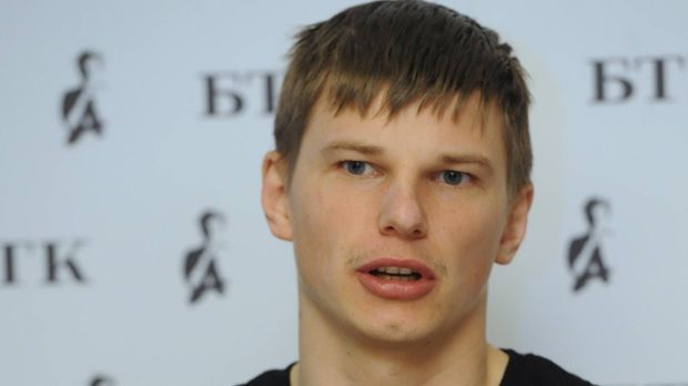 
                <strong>Andrey Arshavin (Mode-Designer)</strong><br>
                Andrei Arshavin (Designer): Der Stürmer von Kuban Krasnodar hat Modedesign studiert. Dennoch entschied er sich für eine Karriere als Profi-Fußballer. Aber das eine muss das andere ja nicht ausschließen. Arshavin brachte während seiner Karriere seine eigene Damen-Mode-Linie heraus.
              