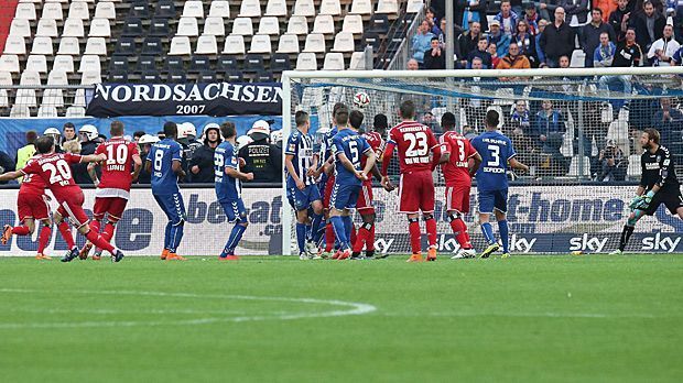 
                <strong>Letzte Rettung durch falschen Freistoß</strong><br>
                Am 1. Juni 2015 steht der Hamburger SV mit anderthalb Beinen in der 2. Liga. Im Relegations-Rückspiel in Karlsruhe braucht der "Bundesliga-Dino" einen Treffer. Als KSC-Profi Jonas Meffert der Ball an die Hand geschossen wird, pfeift Schiri Manuel Gräfe. Marcelo Diaz (Nummer 20) verwandelt den Freistoß zum 1:1, der HSV siegt noch 2:1.
              