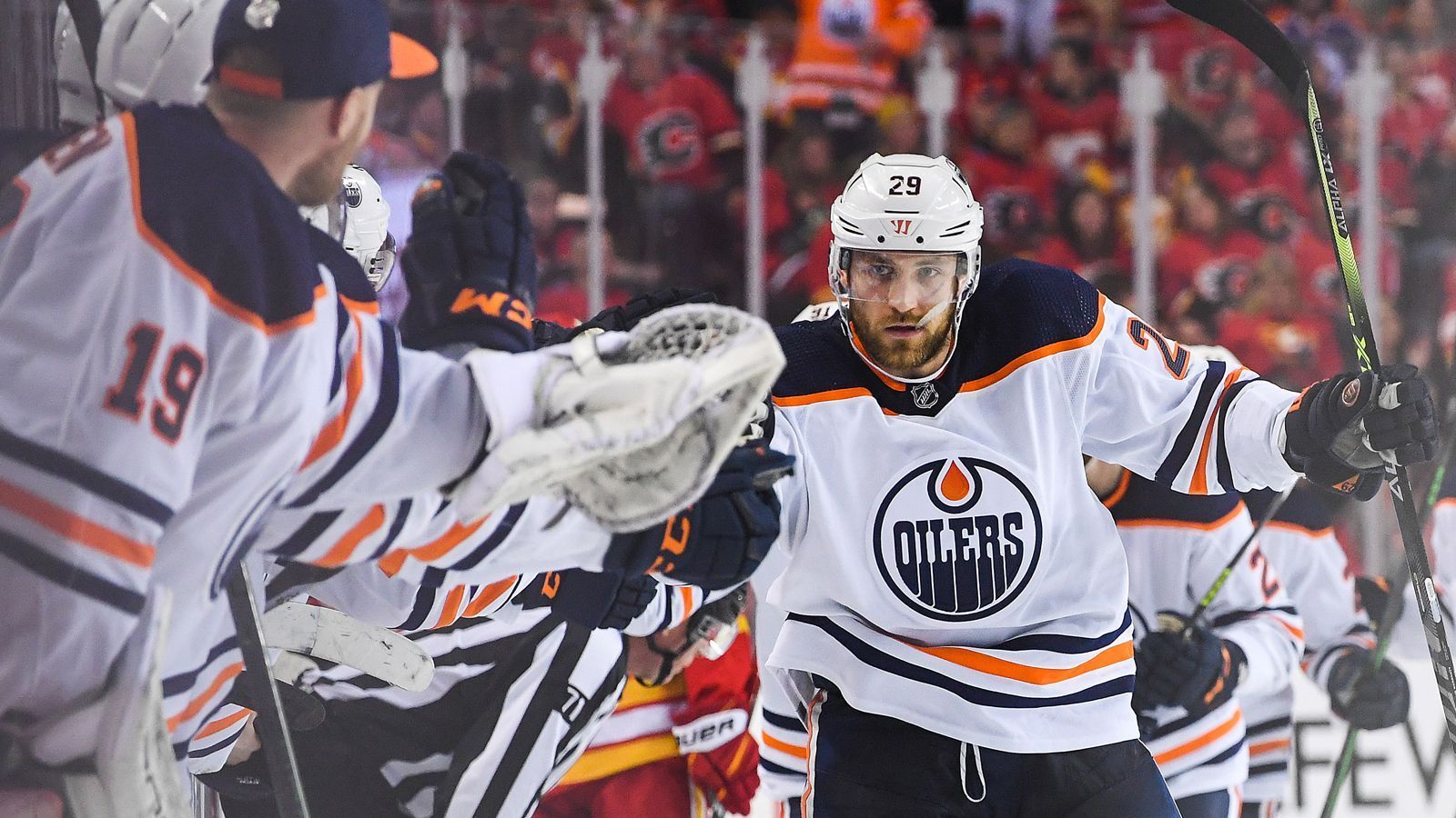 <strong>Die Rekorde und Meilensteine von Leon Draisaitl</strong><br>
                In den Playoffs 2021/22 drehte Draisaitl richtig auf: In der 2. Runde gegen die Calgary Flames gelangen ihm beim 4:1 in Spiel drei sagenhafte vier Assists in einem Drittel. Damit stellte er einen Playoff-Rekord auf. Zudem verbuchte er in fünf Spielen hintereinander jeweils mindestens drei Scorer-Punkte. Auch das ist ein NHL-Bestwert.