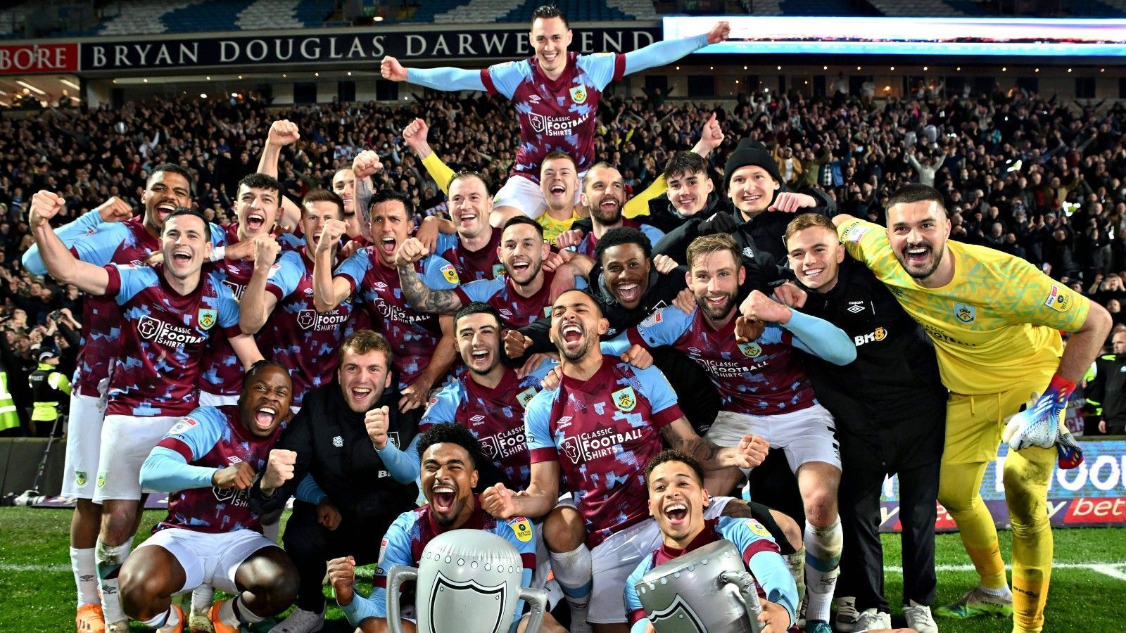 
                <strong>FC Burnley (England / Premier League)</strong><br>
                Der FC Burnley hat es nach nur einer Saison Abstinenz geschafft und ist wieder in die Premier League aufgestiegen. Fest steht dies sogar schon seit Ostern und damit sechs Spieltage vor Schluss. Vater des Erfolges ist dabei ein alter Bekannter aus der Bundesliga: Vincent Kompany. Der ehemalige HSV-Profi ist seit vergangenem Sommer Trainer des Klubs.
              