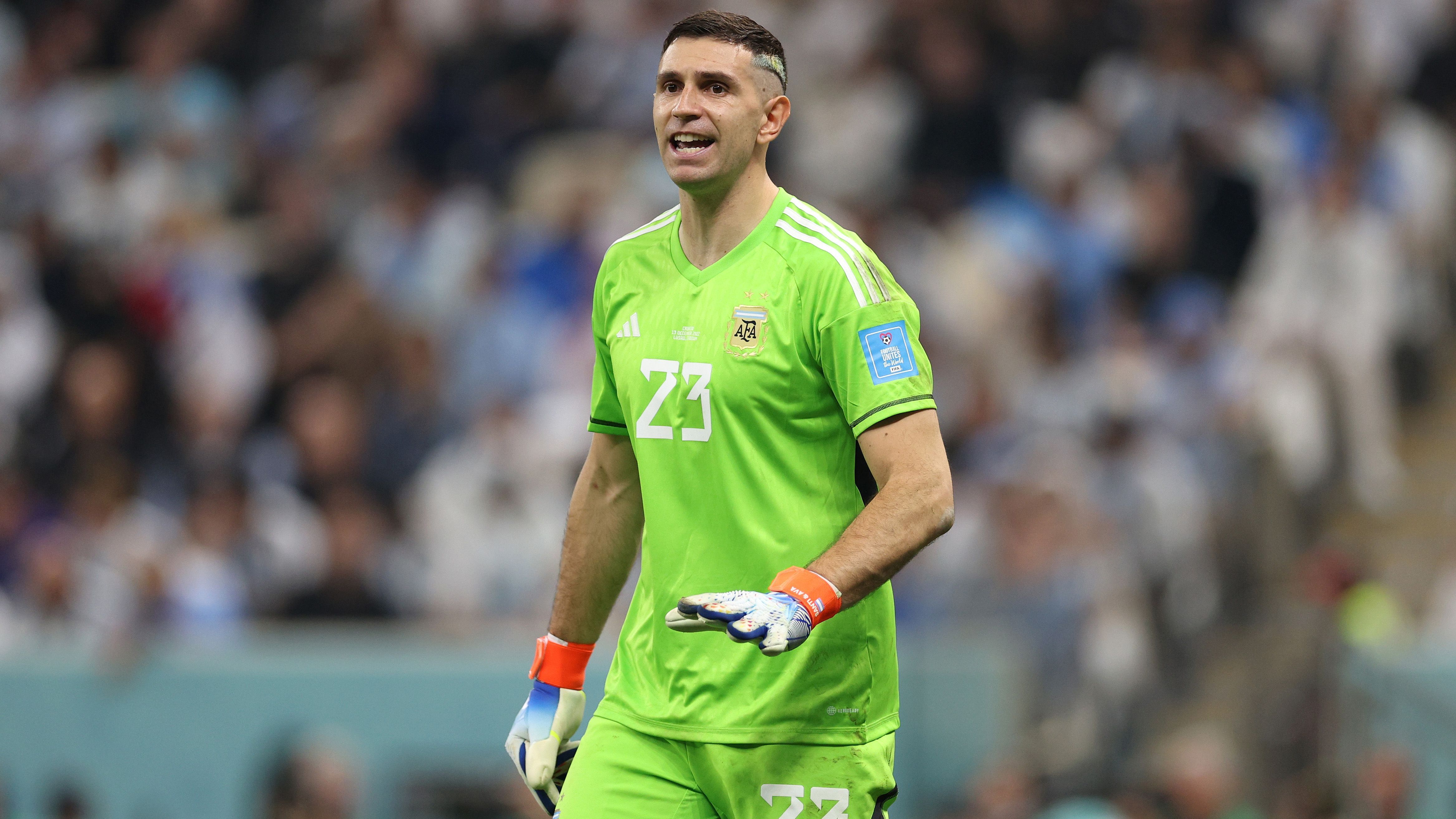 
                <strong>Torhüter: Emiliano Martinez (Argentinien)</strong><br>
                Emiliano Martinez dürfte spätestens nach dem Viertelfinal-Sieg im Elfmeterschießen den Status eines Volkshelden sicher haben. Mit zwei gehaltenen Elfmetern war er der entscheidende Mann für das Weiterkommen gegen die Niederlande. Hochemotional brach er in der Folge auf dem Rasen zusammen und widmete den Sieg seinen Landsleuten. Und auch im Halbfinale gegen Kroatien ließ der Schlussmann von Aston Villa nichts anbrennen und zeigte seine Klasse.
              