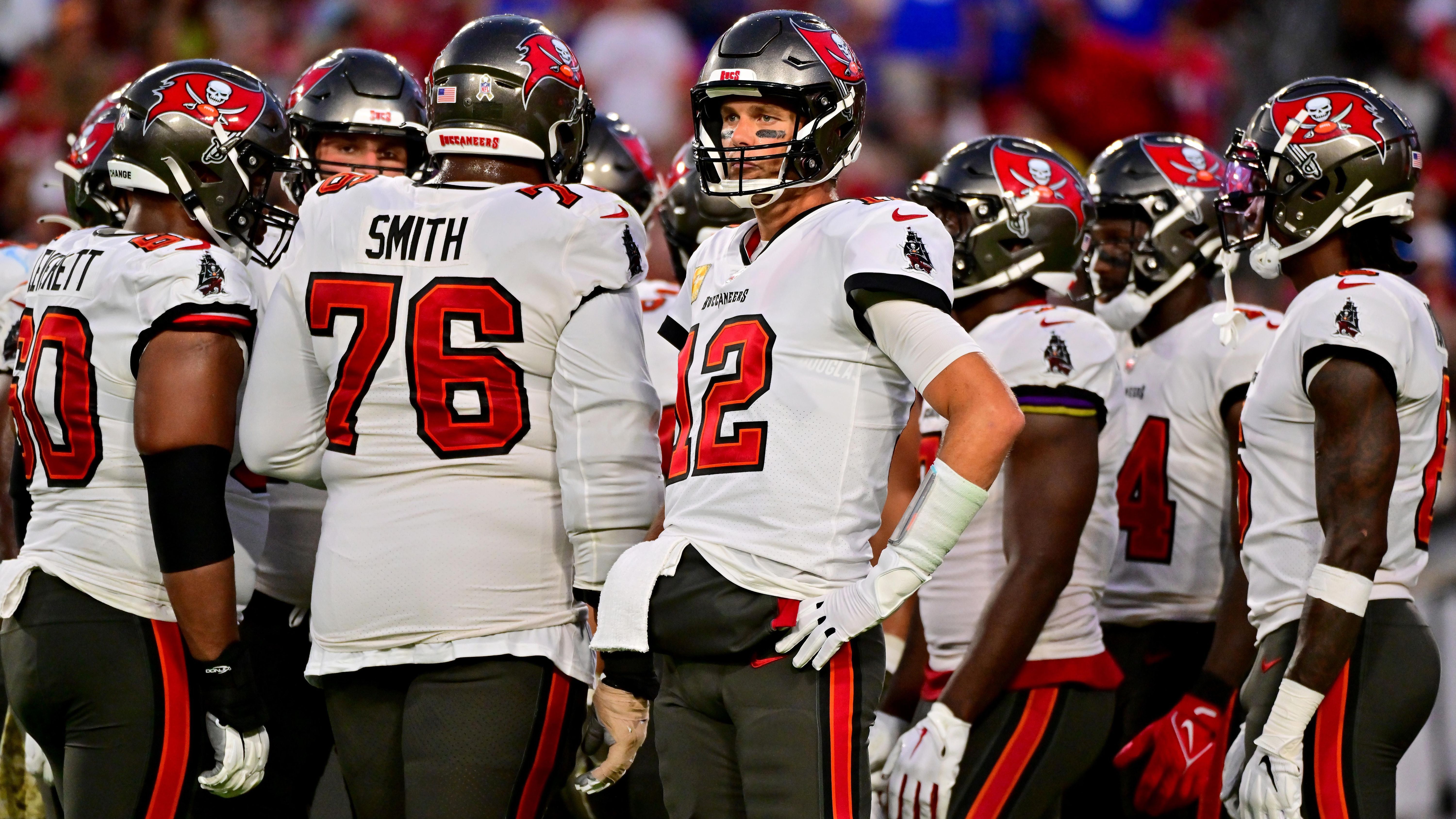 
                <strong>Brady ist da, wenn man ihn braucht</strong><br>
                Die Zahlen beweisen also, dass die zwischenzeitliche Misere der "Bucs" nicht nur auf Brady, sondern auch auf die Leistungsschwankungen seiner Teamkollegen zurückzuführen war. Gegen die Rams hat Brady gezeigt, dass er wieder der alte sein kann und war da, als ihn die Buccaneers gebraucht haben. Mit nur 44 Sekunden auf der Uhr marschierte der "GOAT" mit seiner Offense über das Feld und holte den späten Sieg gegen den amtierenden Super-Bowl-Champion. Damit setzte Brady nochmals ein dickes Ausrufezeichen und zeigte sich gewappnet für das Munich Game (am Sonntag, 13. November ab 14 Uhr live auf ProSieben und ran.de) gegen die Seattle Seahawks, die mit Quarterback Geno Smith und einer Bilanz von 6:3 zurzeit zu den formstärksten Teams der NFL gehören.
              