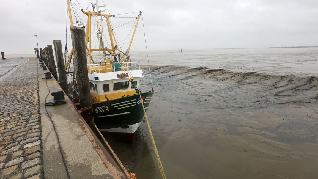 Während an der Ostsee eine schwere Sturmflut erwartet wird, kämpft die Schifffahrt an der Nordsee mit Niedrigwasser. 