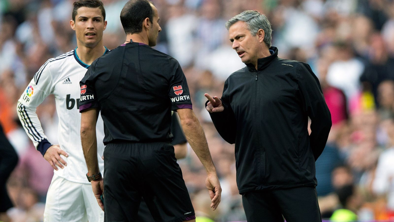 
                <strong>Jose Mourinho bei Real Madrid</strong><br>
                Im Sommer 2010 heuert Mourinho bei Real Madrid an. Der Portugiese sollte bei den Madrilenen mithelfen, die Dominanz vom FC Barcelona in der Primera Division zu brechen und die "Königlichen" international wieder zu Titeln zu führen - beides gelingt nicht. Im ersten Jahr gewinnt er mit Real zwar den Pokal, im zweiten Jahr die Meisterschaft. Von einer Wachablösung der Katalanen kann aber keinesfalls die Rede sein. International reißt Mourinho mit dem spanischen Hauptstadt-Klub ohnehin nichts. Neben den sportlichen Problemen sorgt "The Special One" im dritten Jahr durch interne Streitigkeiten mutmaßlich selbst für seine Entlassung im Sommer 2013. Er entmachtet Ikone Iker Casillas und bringt damit wichtige Führungsspieler wie Sergio Ramos und Cristiano Ronaldo gegen sich auf!
              