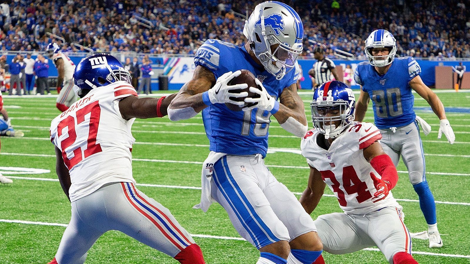 
                <strong>Boni für besondere Leistungen</strong><br>
                Weitere vier Millionen US-Dollar winken Golladay demnach, jeweils eine pro Jahr. So zahlen die Giants dem Pro Bowler von 2019 schlanke 250.000 US-Dollar für jede weitere Nominierung für das Allstar Game der NFL. Außerdem werden jeweils 750.000 US-Dollar fällig, sollte Golladay 1200 Receiving Yards oder 80 Receptions oder zehn Touchdowns in einer Saison erreichen. Somit kann das Vertragsvolumen auf 76 Millionen US-Dollar steigen. Dann würden die Giants ihren Star-Receiver sehr glücklich machen - weil er den Klub mit seinen Leistungen sehr glücklich gemacht hat.
              