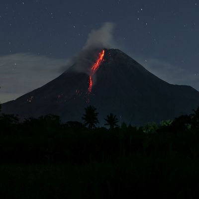 Vulkan Ruang in Indonesien ausgebrochen
