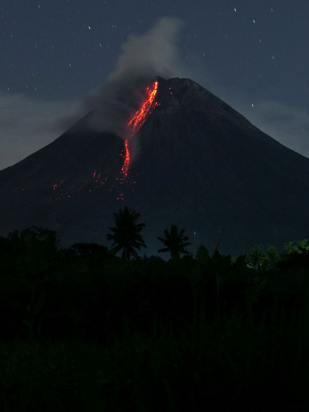 Vulkan Ruang in Indonesien ausgebrochen