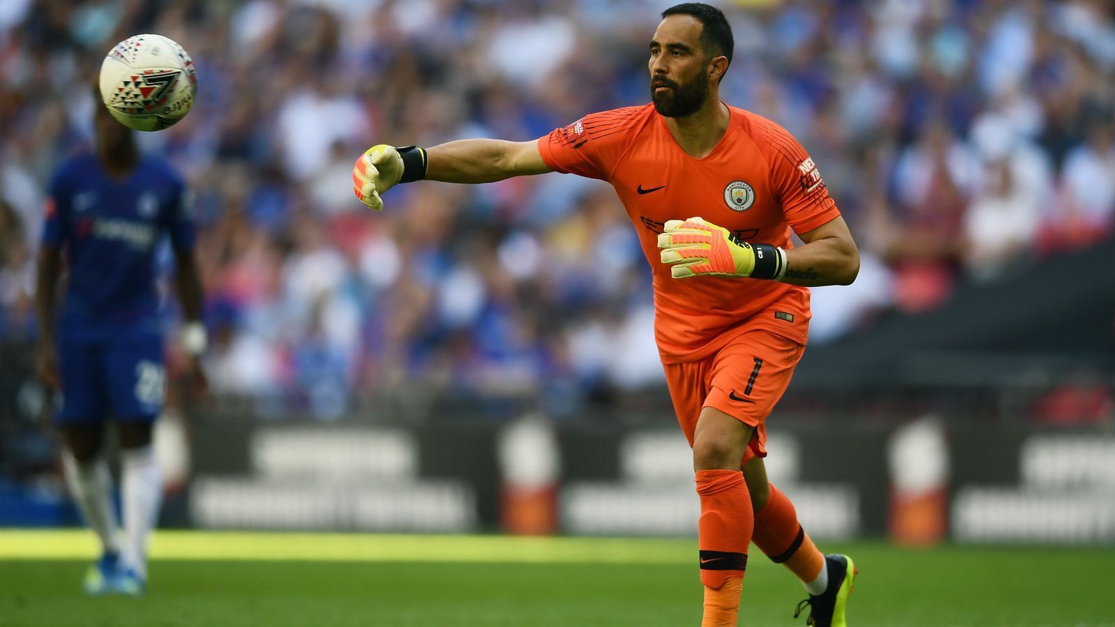 
                <strong>Manchester City (Premier League/England)</strong><br>
                Ältester Spieler im Kader: Claudio Bravo (36 Jahre)Position: Torwart
              