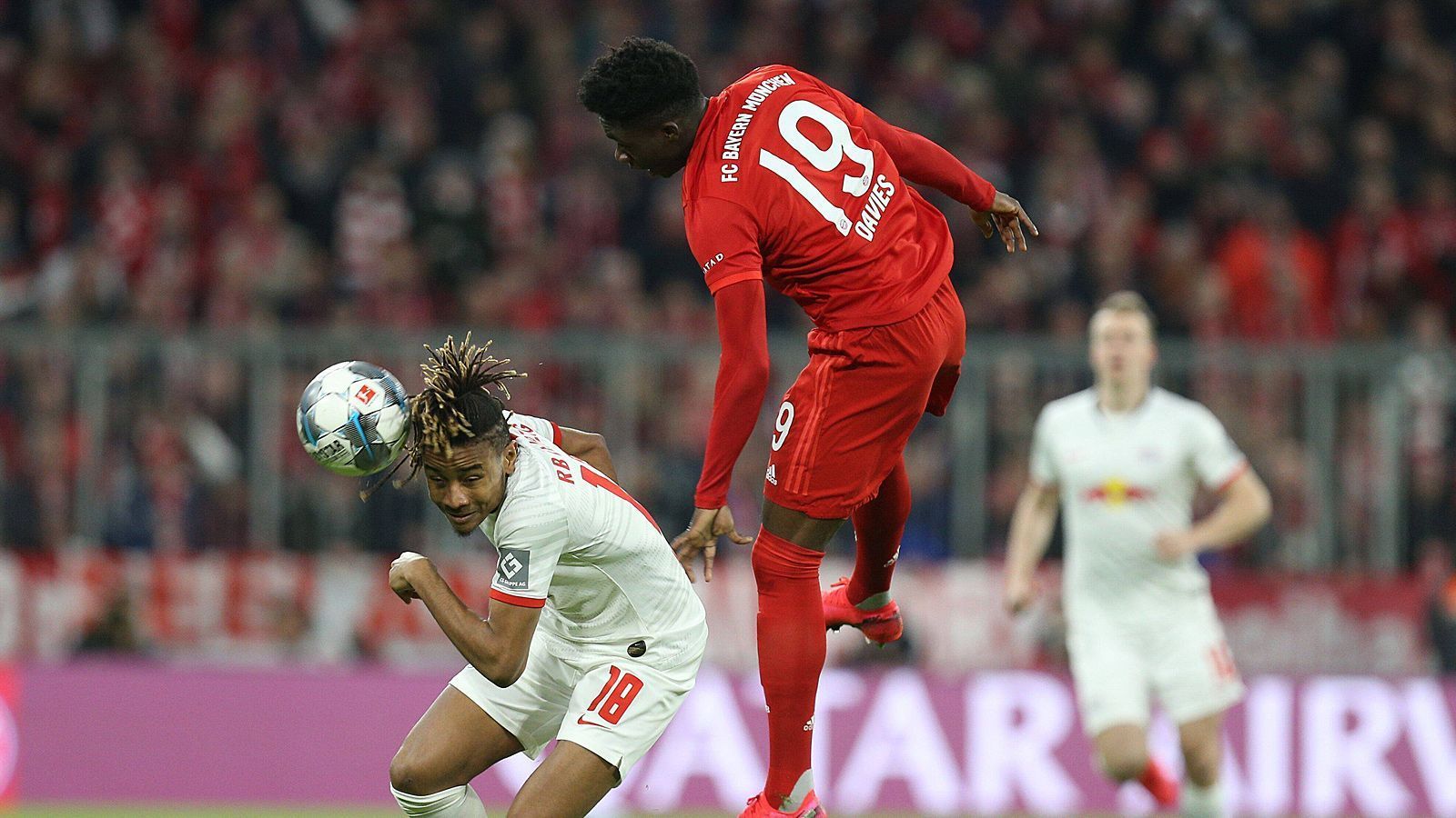 
                <strong>Alphonso Davies (Bayern München)</strong><br>
                Spult wieder viele Kilometer ab, hinten solide, schaltet sich immer wieder gefährlich ins Offensivspiel mit ein. Tänzelt sich wiederholt durch die Leipziger Abwehrreihen, aber mit Pech beim letzten Pass. ran-Note: 2
              