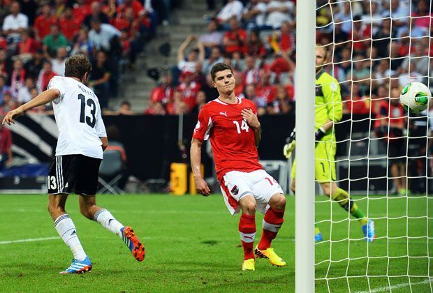 
                <strong>Müller mit dem Schlusspunkt</strong><br>
                Den Endstand zum 3:0 besorgt Thomas Müller. In der Mitte wird Mesut Özil nicht angegriffen, der Neu-Londoner schickt den startenden Benedikt Höwedes in den Strafraum. Der Schalker legt den Ball in die Mitte - der Rest ist für Müller ein Kinderspiel
              