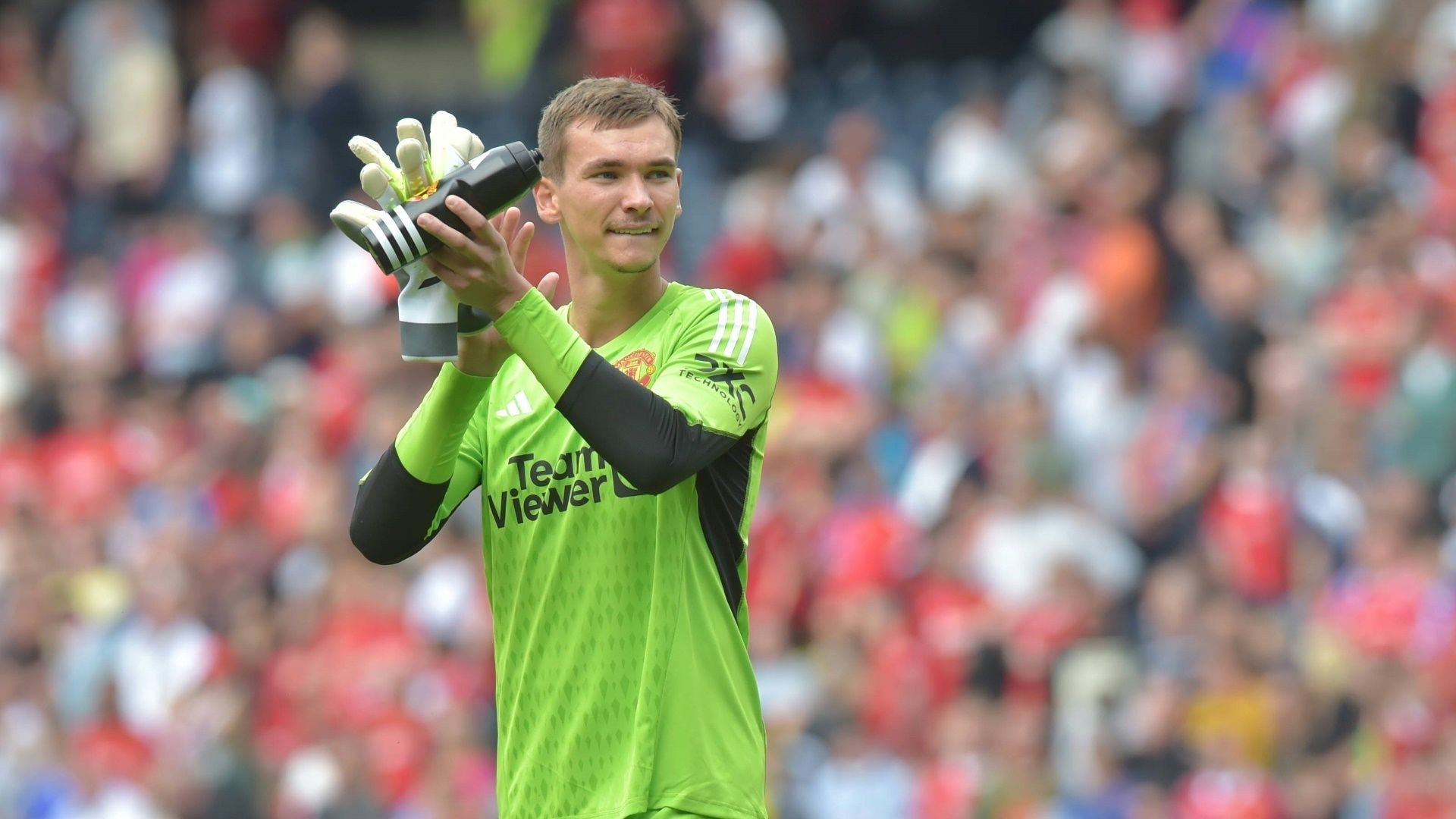 <strong>Matej Kovar</strong><br>Bayer Leverkusen sichert sich die Dienste von Torwart Matej Kovar, der als Backup von Kapitiän Lukas Hradecky eingeplant ist. Der Tscheche kommt von Manchester United und unterschreibt für vier Jahre. Die Ablöse soll bei gut fünf Millionen Euro liegen, kann durch Boni auf mehr als acht Millionen Euro ansteigen. Laut "kicker" haben sich die Engländer eine Rückkaufoption gesichert.