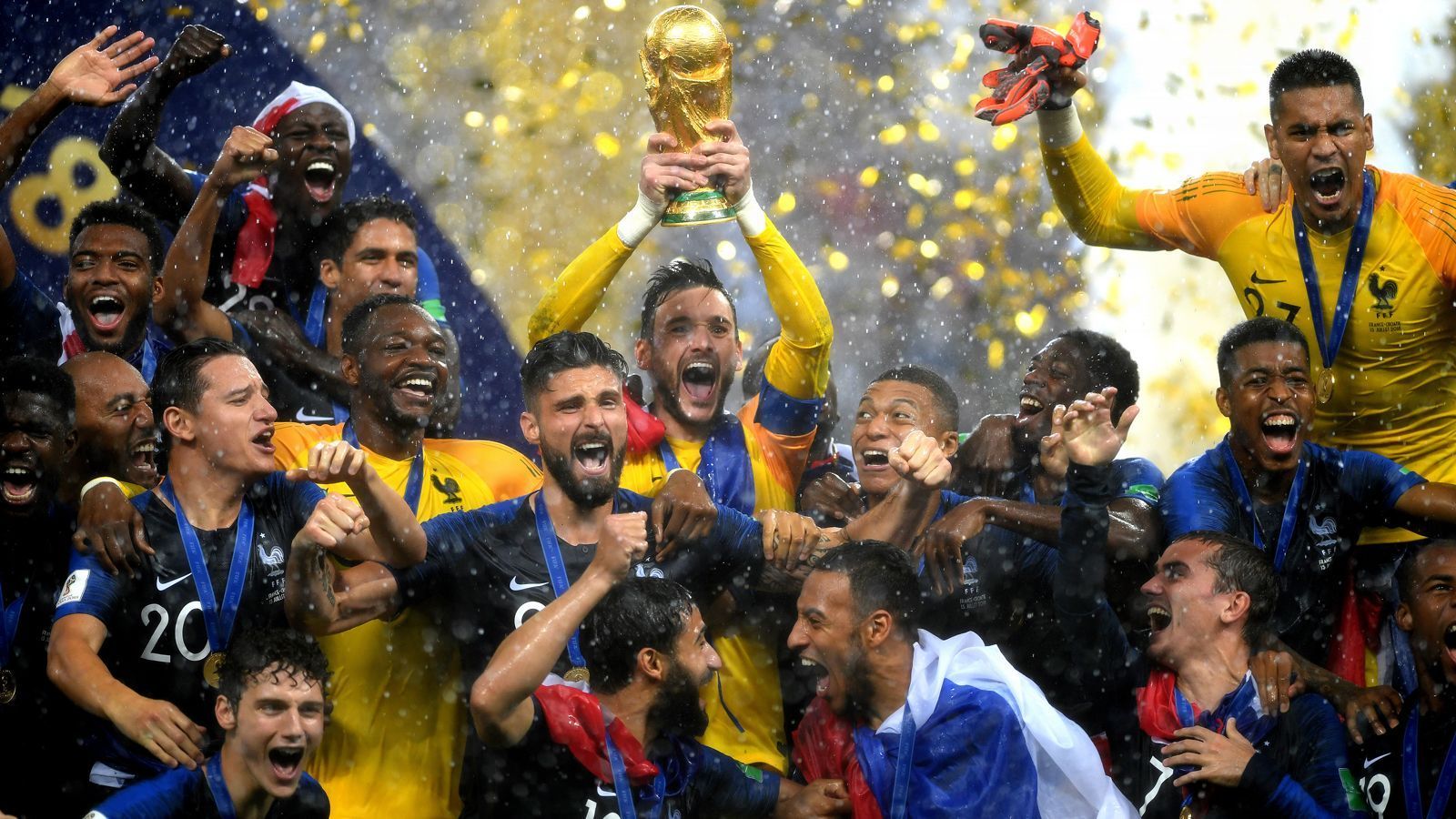 
                <strong>Pokalübergabe im Regen</strong><br>
                Und dann ist es soweit: Im strömenden Regen von Moskau stemmt Kapitän Hugo Lloris den WM-Pokal. Der Jubel beim neuen Weltmeister Frankreich kennt keine Grenzen. Wir zeigen das Finale Frankreich gegen Kroatien in Bildern.
              