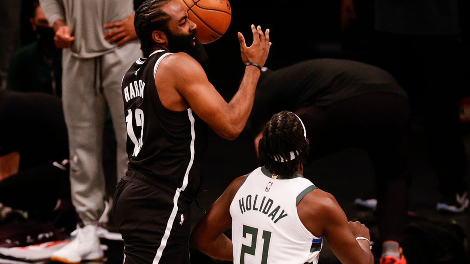 
                <strong>James Harden (Brooklyn Nets)</strong><br>
                Bereits nach 43 Sekunden im ersten Duell mit den Milwaukee Bucks musste Harden vom Feld. Erneut verletzte sich der Superstar am Oberschenkel, wie bereits in der regulären Saison. Erst in der vergangenen Nacht, in Spiel fünf, kehrte der Guard zurück aufs Parkett. Dabei offenbarte Harden aber noch einige offensive Schwächen und ist noch lange nicht bei 100 Prozent. Doch Irvings Ausfall zwang ihn wohl schneller zurück als geplant.
              