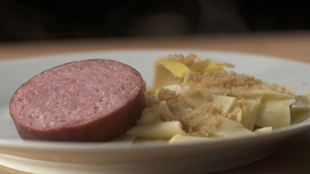 In der streng katholischen Region rund um Fulda nahm früher die ganze Familie an Christi Himmelfahrt an Prozessionen durch "Feld und Flur" teil. Zum Kochen blieb keine Zeit. Deshalb lag man an "Flurtagen" einen Schwartenmagen - den Gönder  - vor der Prozession ins heiße Wasser. Daher auch der Name "Flurgönder".