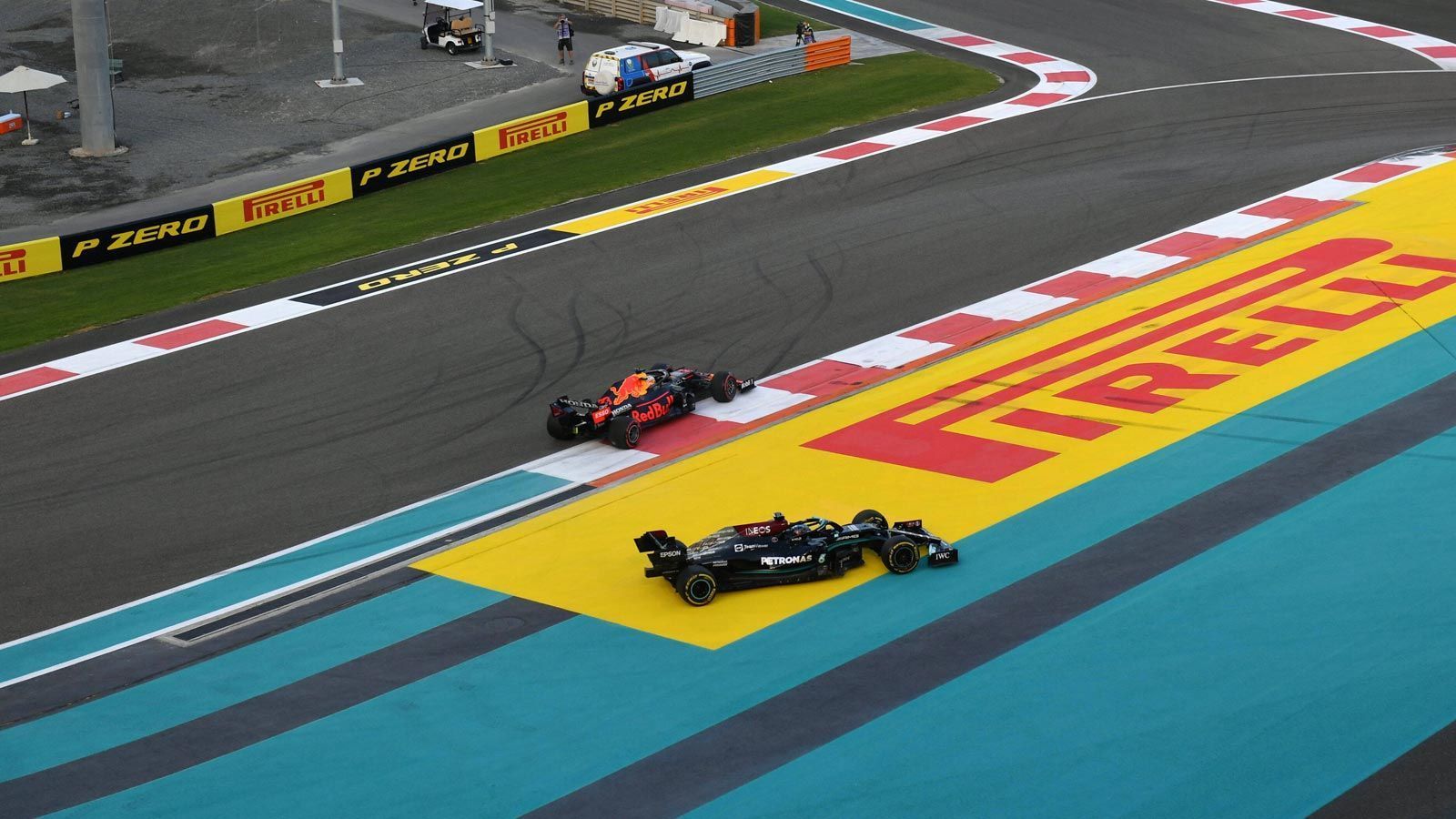 
                <strong>Auf Kollisionskurs</strong><br>
                Das Formel-1-Finale in Abu Dhabi hat seine Diskussion: Nach einem Angriff von Max Verstappen wich Lewis Hamilton aus und kürzte ab, ging aber straffrei aus dieser Situation heraus. Das brachte Red Bull auf die Palme.
              