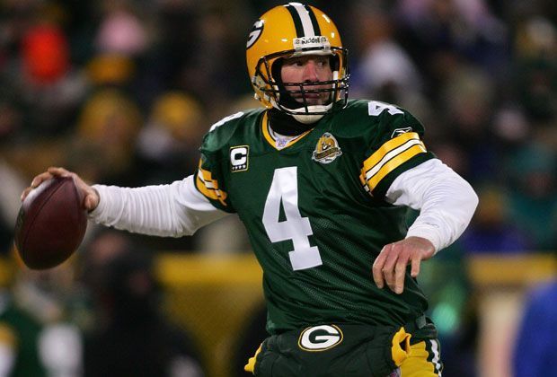 
                <strong>Brett Favre</strong><br>
                Der dreimalige MVP hat während seiner Karriere bei den Green Bay Packers unzählige Rekorde gebrochen - positive und negative. So gehen unter anderem die meisten Touchdown-Pässe und die meisten Pass-Yards, aber auch die meisten Interceptions auf sein Konto.
              