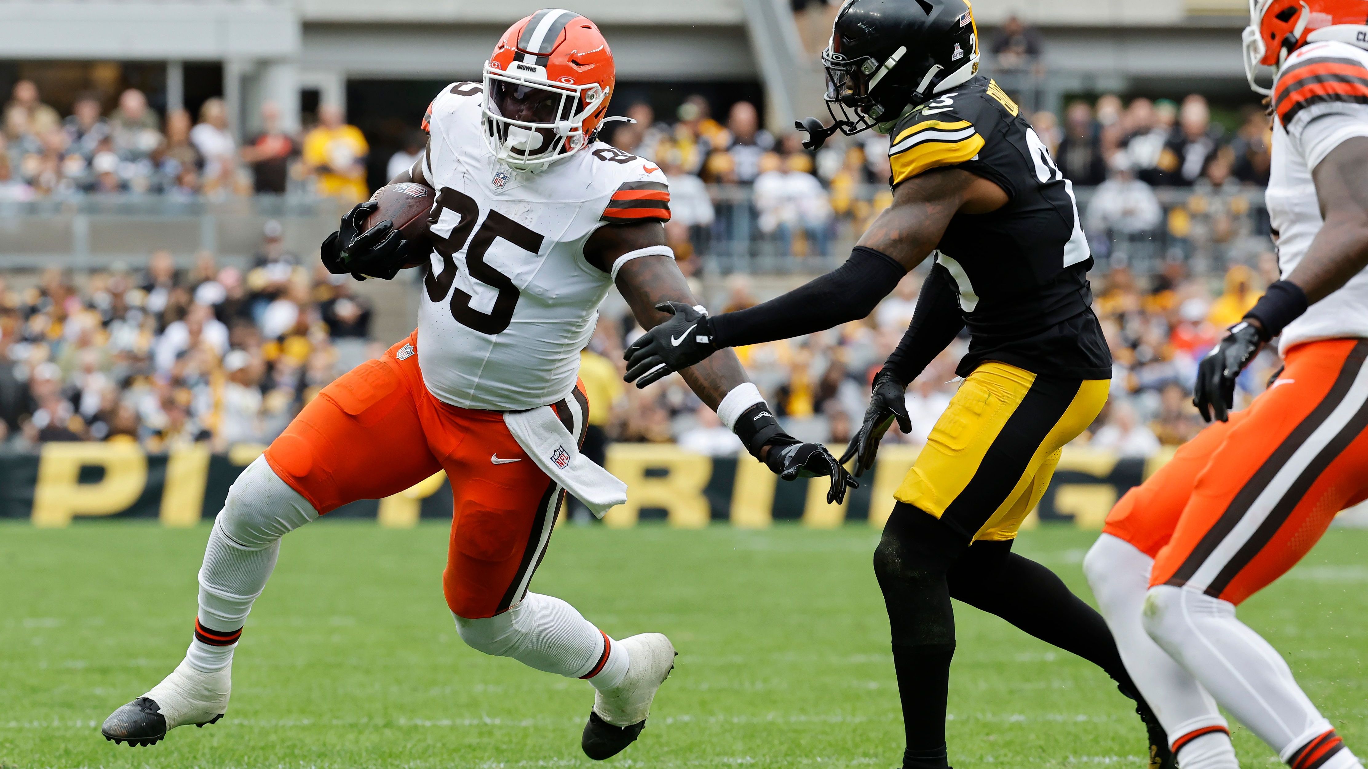 <strong>David Njoku (Cleveland Browns)</strong><br>Tight End David Njoku fehlt den Browns wegen einer Knieverletzung. Wie die Franchise bekanntgab, konnte er deshalb auch zuletzt nicht am Training teilnehmen. Njoku erlitt die Verletzung zuletzt während der Niederlage gegen gegen die Pittsburgh Steelers, musste während der Partie deshalb schon mehrere Male das Spielfeld verlassen.