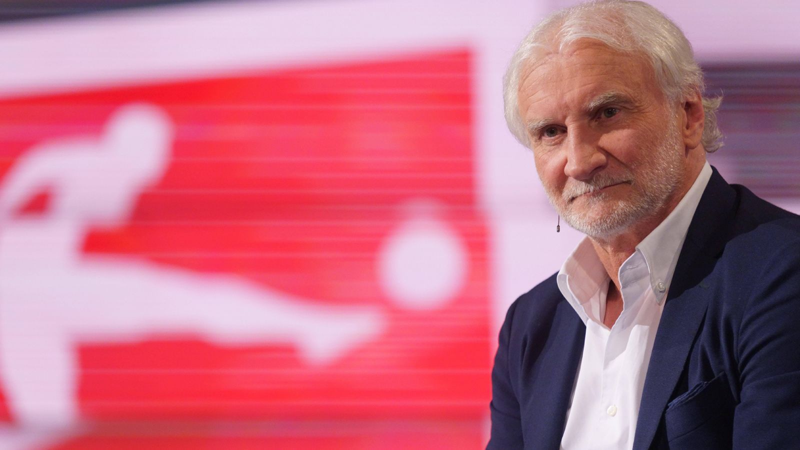 
                <strong>Rudi Völler (Geschäftsführer Sport Bayer Leverkusen)</strong><br>
                "Gerd Müller war einer der größten Torjäger aller Zeiten, nicht nur in Deutschland, sondern weltweit. Natürlich war er auch für mich als Stürmer ein Vorbild. Es ist ein trauriger Tag für den Fußball, Gerds Leistungen werden unvergessen bleiben."
              