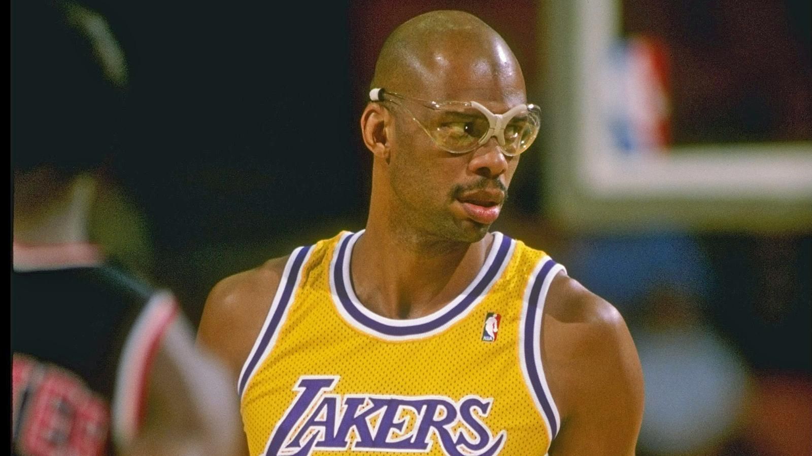 
                <strong>Platz 8: Kareem Abdul-Jabbar, 50-Punkte-Spiele: 10</strong><br>
                Natürlich schafft es auch der beste Punktesammler der NBA-Geschichte in das Ranking. Die Lakers-Legende brachte in ihrer illustren Karriere auf sagenhafte 38,387 Punkte. Außerdem holte der kongeniale Partner von Magic Johnson insgesamt sechs Meistertitel und hatte großen Anteil an der einzigen Meisterschaft der Milwaukee Bucks.
              