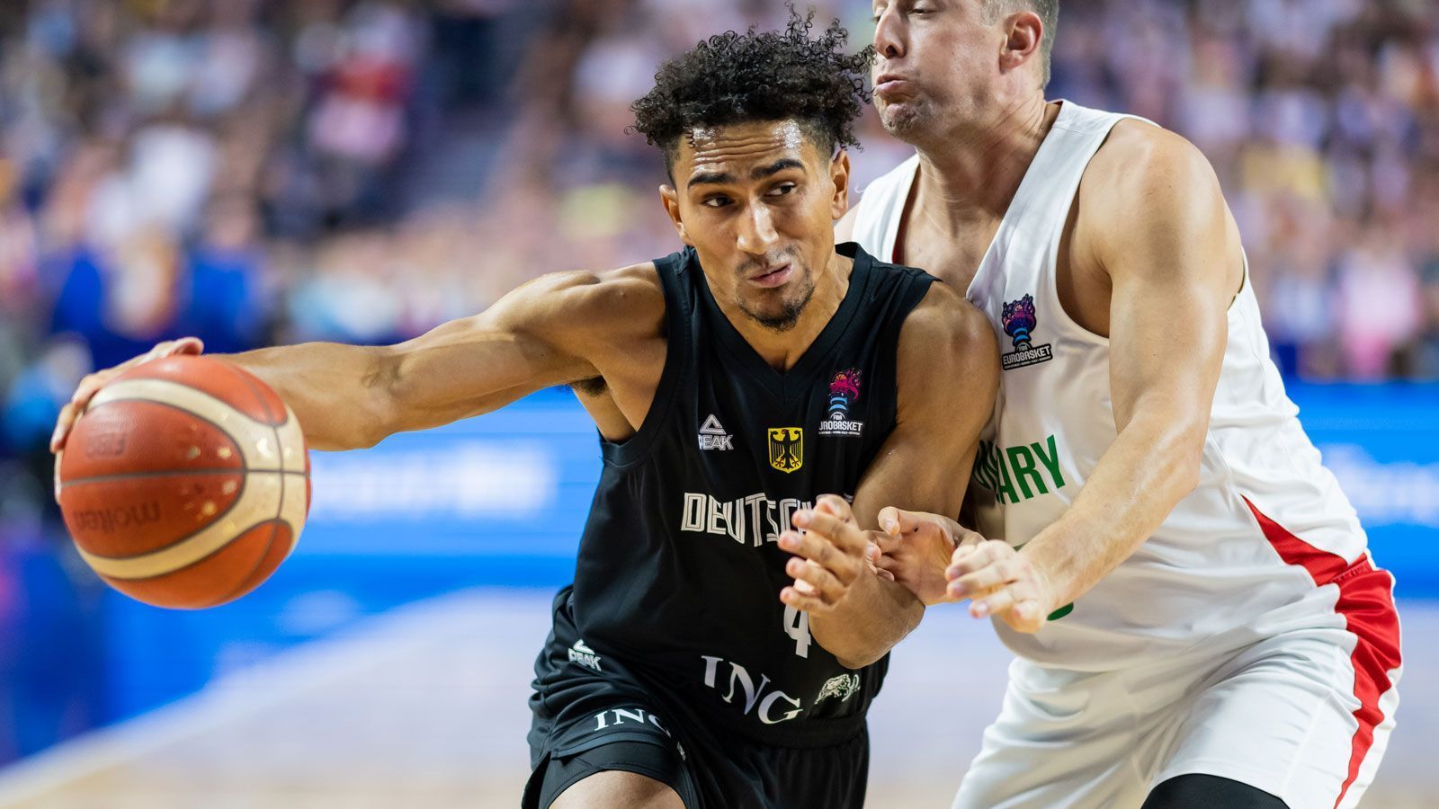 
                <strong>Maodo Lo (Alba Berlin)</strong><br>
                Lo ist definitiv mehr als "nur" ein Schröder-Ersatz, auch wenn er meist von der Bank kommt. In engen Spielen übernimmt der Alba-Profi gerne Verantwortung und trifft wichtige Würfe in brenzligen Situationen. Vor allem seine Stepback-Dreier sind eine gefürchtete Waffe und für jeden Gegenspieler nur schwer zu verteidigen. Ebenso kann er seinen enormen Antritt im Eins-gegen-Eins beim Attackieren des Korbes als Waffe nutzen. Gegen Griechenland erwischte Lo allerdings persönlich einen gebrauchten Abend, gegen Spanien werden seine Qualitäten aber sicherlich einmal mehr gefragt sein. Für Kumpel Schröder ist bereits klar, dass der nächste Schritt des 29-Jährigen in die NBA führen sollte. 
              