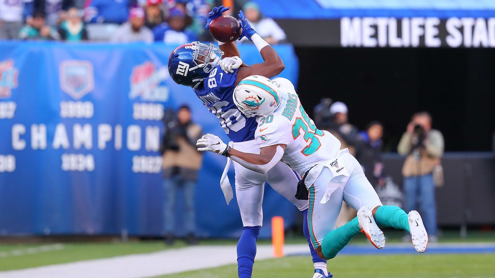 
                <strong>New York Giants at Miami Dolphins (Week 13)</strong><br>
                Der Zweite der NFC East ist am 13. Spieltag beim Zweiten der AFC East zu Gast. Die Bilanz: sieben Siege der Giants, zwei Siege der Dolphins. Das letzte Aufeinandertreffen: 15. Dezember 2019 (36:20 für New York).
              