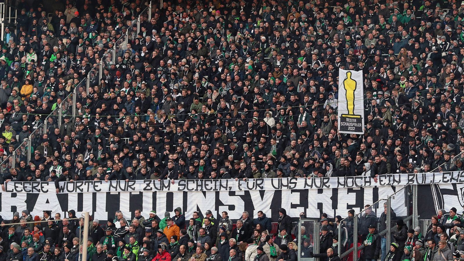 
                <strong>"Für uns nur noch ein Bullenschwein"</strong><br>
                In einem der zahlreichen Banner gegen Eberl nahmen die Gladbach-Fans Bezug auf dessen Worte zum Abschied bei der Borussia, als er unter anderem die Kommerzialisierung des Fußballs kritisierte - und Monate später ausgerechnet bei den Sachsen unterschrieb, die vom österreichischen Brausehersteller Red Bull finanziert werden. "Leere Worte nur zum Schein, für uns nur noch ein Bullenschwein", stand auf einem Transparent, welches die Gladbacher Anhänger während der Partie in Leipzig präsentierten.
              