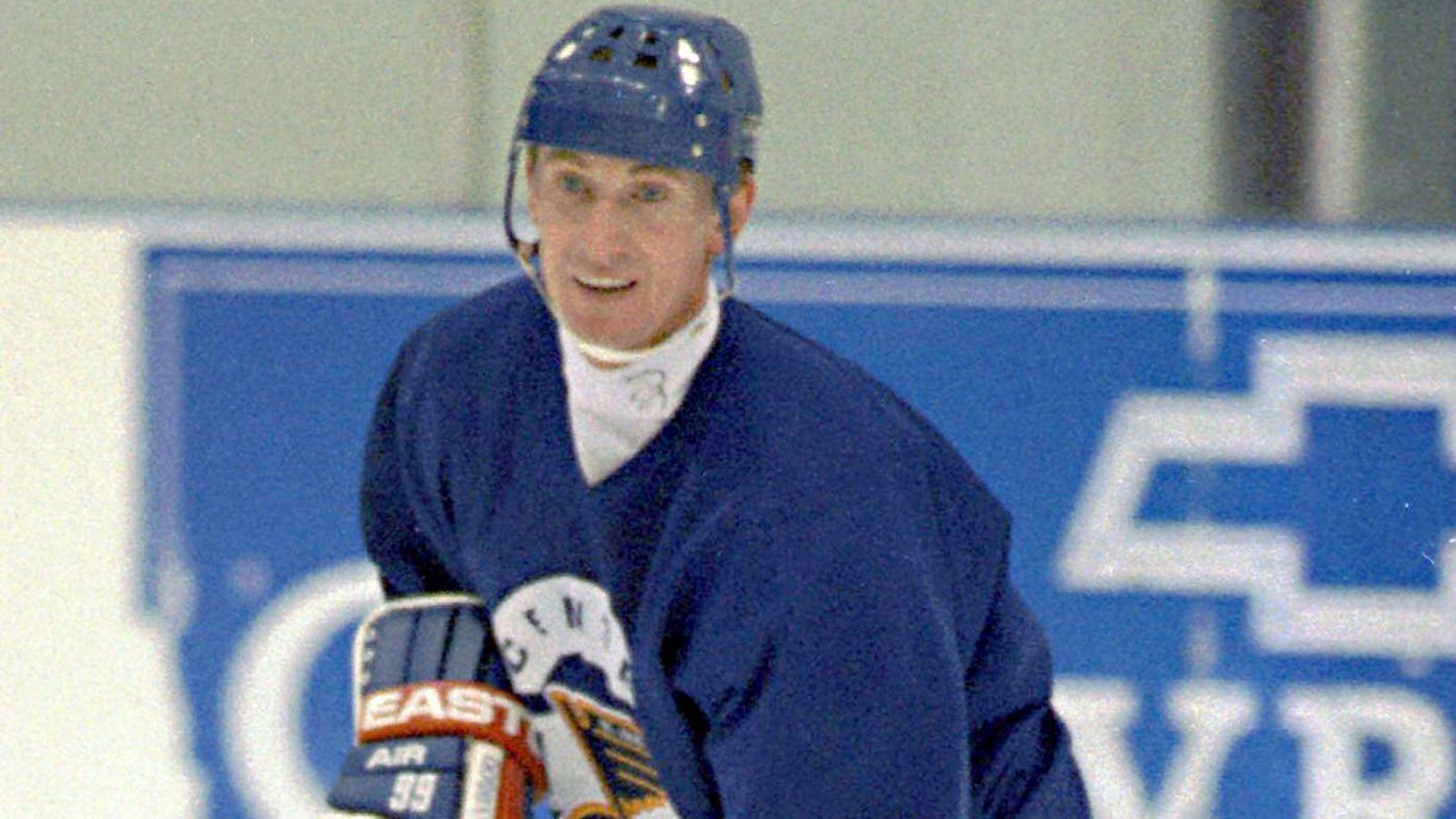 
                <strong>Wayne Gretzky</strong><br>
                Beim ihm gingen mehrere Trikots: Das der Edmonton Oilers (1978 bis 1988), der LA Kings (1988 bis 1996) oder der New York Rangers (1996 bis 1999). Im Trikot der St. Louis Blues (1996) wirkt die kanadische Eishockey-Legende aber irgendwie verloren. 
              