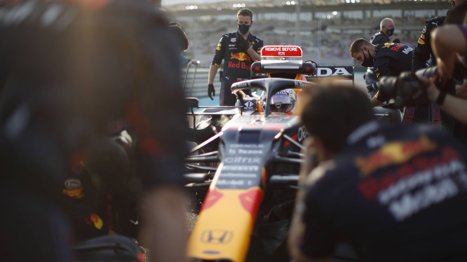 
                <strong>Blicke</strong><br>
                Die Blicke waren in der Startaufstellung natürlich auf die Protagonisten gerichtet, vor allem auf Polesetter Verstappen. Kann er sich mit seinen weichen Reifen zu Beginn absetzen?
              