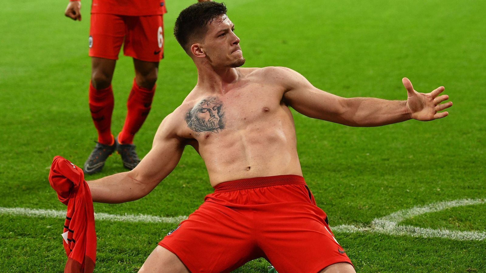 
                <strong>Leihe zu Eintracht Frankfurt</strong><br>
                Zu Beginn der vergangenen Saison wechselte Luka Jovic auf Leihbasis für eine Gebühr von 100.000 Euro zu Eintracht Frankfurt und war dort zunächst als Joker im Sturm vorgesehen. Doch wenn er gespielt hat, war Jovic überaus effektiv: In 22 Bundesliga-Spielen, in denen er 2017/18 überhaupt auf dem Platz stand, schoss er acht Tore. Und dazu gesellte sich ein besonders wichtiges: Im DFB-Pokal-Halbfinale schoss er das entscheidende 1:0, das die Eintracht in das Endspiel führte und letztlich den Weg zum Titel ebnete. 
              