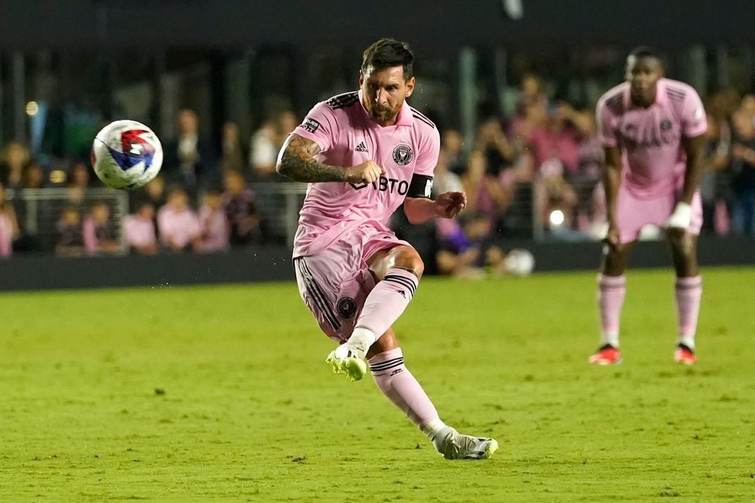 Weil ein Putzmann Miami-Star Messi ansprach, hat er laut einem Medienbericht seinen Job verloren.
