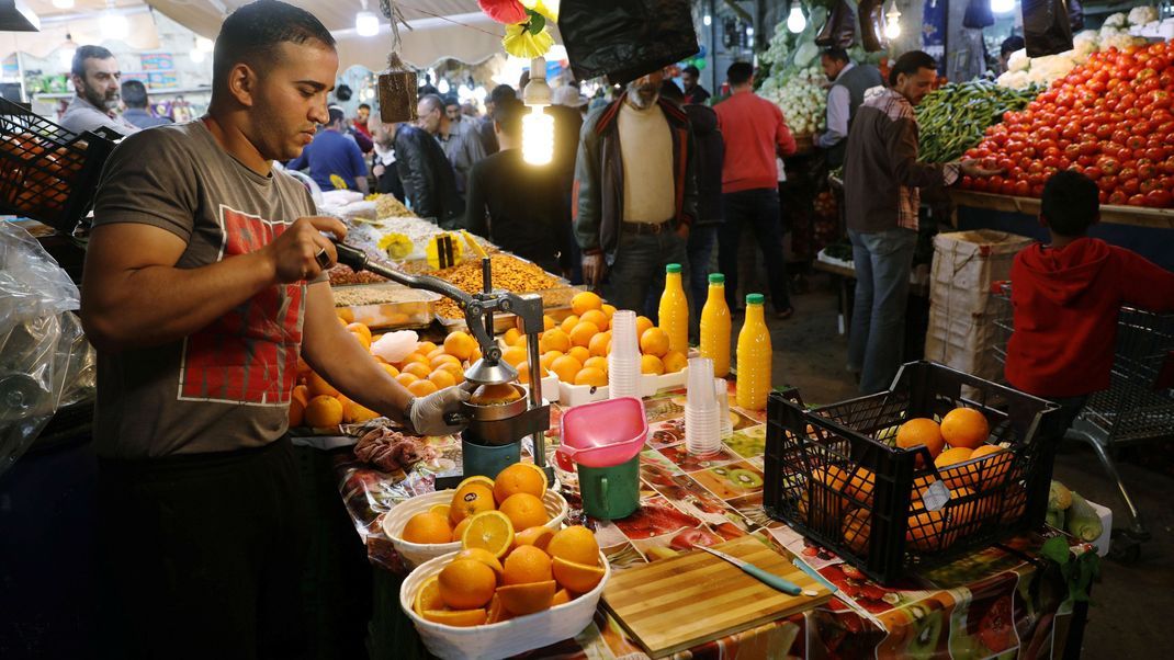 Verbraucher:innen müssen sich bei Orangensaft auf höhere Preise einstellen.