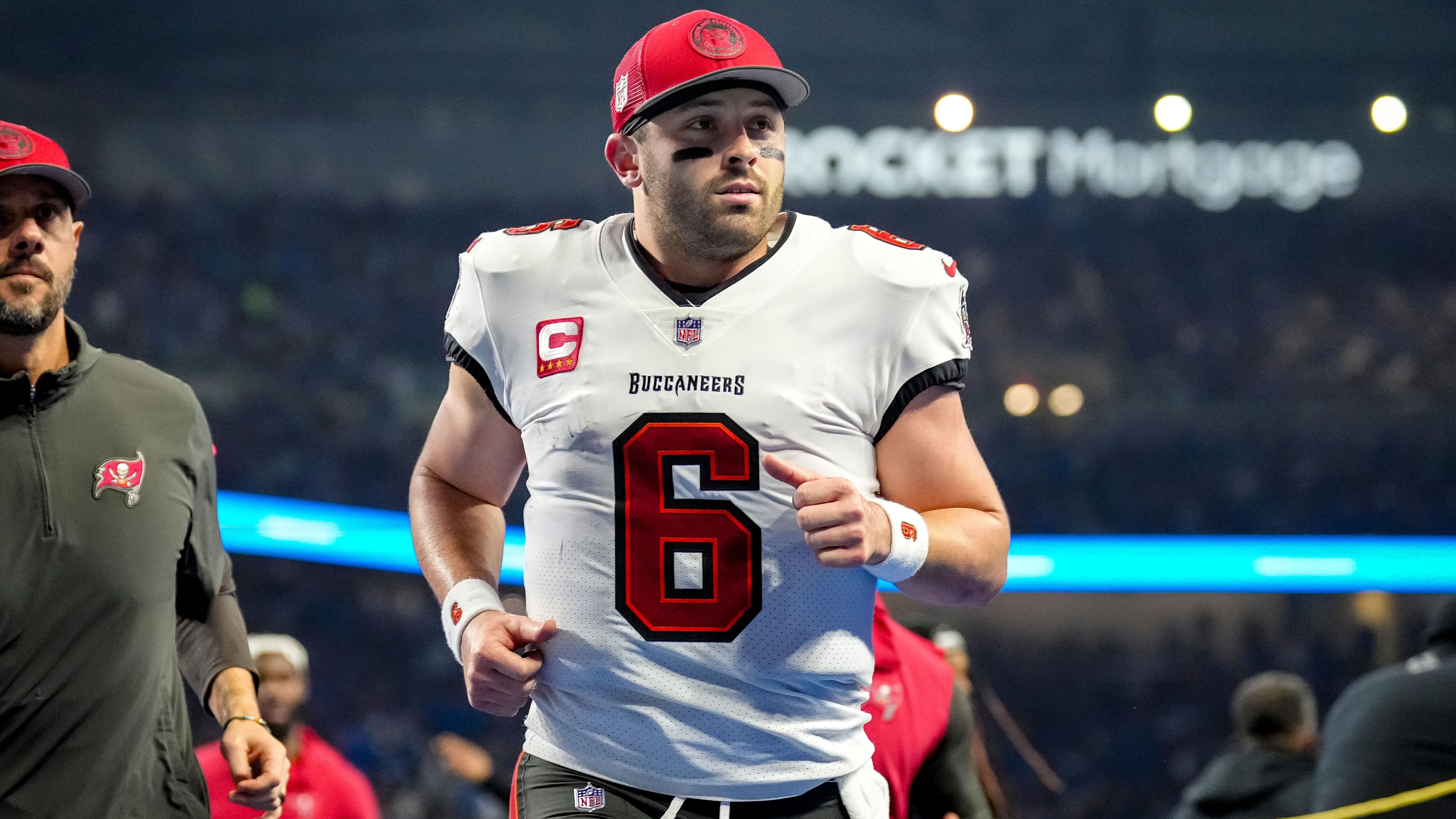 <strong>Tampa Bay Buccaneers</strong><br>
                - Baker Mayfield, Quarterback, Jahresgehalt: 33,333 Mio. Dollar<br>- Antoine Winfield Jr., Safety, Jahresgehalt: 21,025 Mio. Dollar<br>- Mike Evans, Wide Receiver, Jahresgehalt: 20,5 Mio. Dollar<br>- Chris Godwin, Wide Receiver, Jahresgehalt: 20 Mio.Dollar<br>- Vita Vea, Defensive Tackle, Jahresgehalt: 17,75 Mio. Dollar