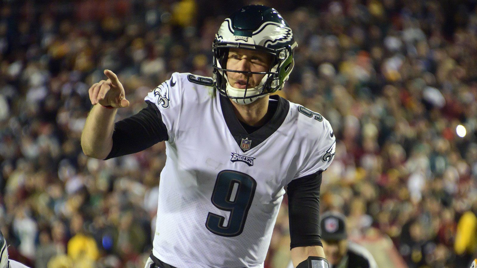 
                <strong>Week 17: 25 Completions in Serie in einem Spiel - Nick Foles stellt Rekord ein</strong><br>
                Nick Foles gelangen beim 24:0 gegen die Washington Redskins 25 Completions in Folge. Damit zog der Quarterback der Philadelphia Eagles mit Philip Rivers (Los Angeles Chargers) gleich. Rivers war in Week 12 gegen Arizona dasselbe Kunststück geglückt. Beide stehen jetzt als Quarterbacks mit den meisten Completions hintereinander in nur einem Spiel in den NFL-Geschichtsbüchern.
              