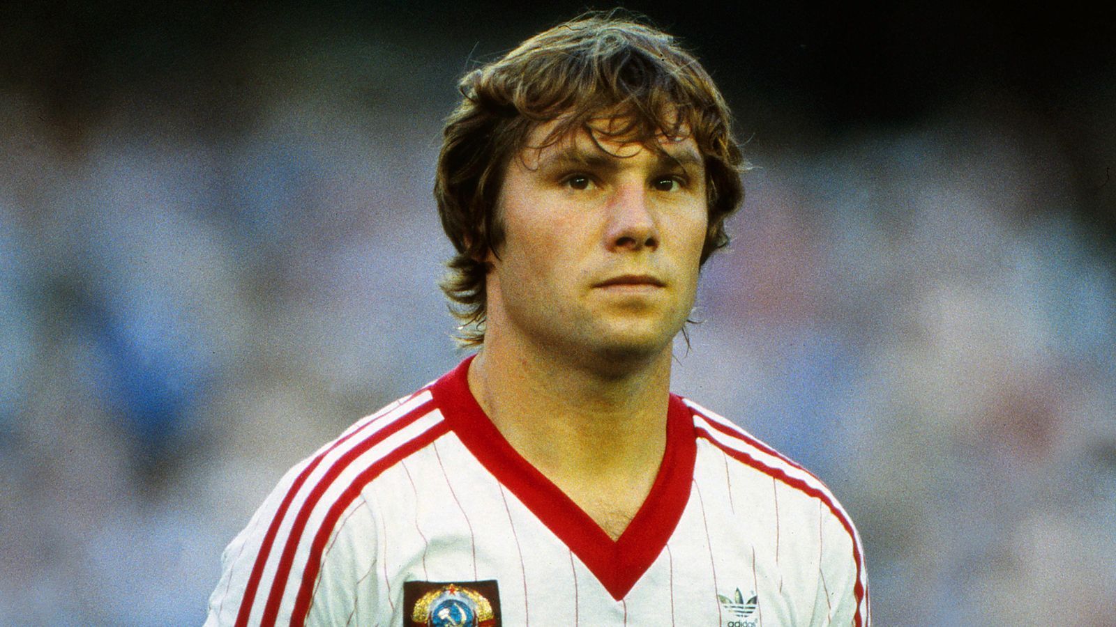 
                <strong>1980 - Anatoli Demianenko (UdSSR)</strong><br>
                Der frühere Verteidiger ist bis heute eine Ikone von Dynamo Kiew, wo er schon spielte, als es bei der U21-EM 1980 in die heiße Phase ging. Anatoli Demianenko war bereits in der Vorrunde eine wichtige Stütze. In der K.o.-Phase gegen Italien, Jugoslawien und die DDR kassierte die Sowjetunion dann überhaupt nur ein einziges Tor auf dem Weg zum Titel. Ein Jahr später wurde Demianenko A-Nationalspieler und räumte national wie international zahlreiche Titel mit Dynamo Kiew ab. Später trainierte er seinen Jugendklub. Zudem hatte der 62-Jährige Trainerstationen in Aserbaidschan, der Slowakei und Usbekistan. Seit 2020 ist Demianenko Vizepräsident des ukrainischen Fußballverbandes.
              