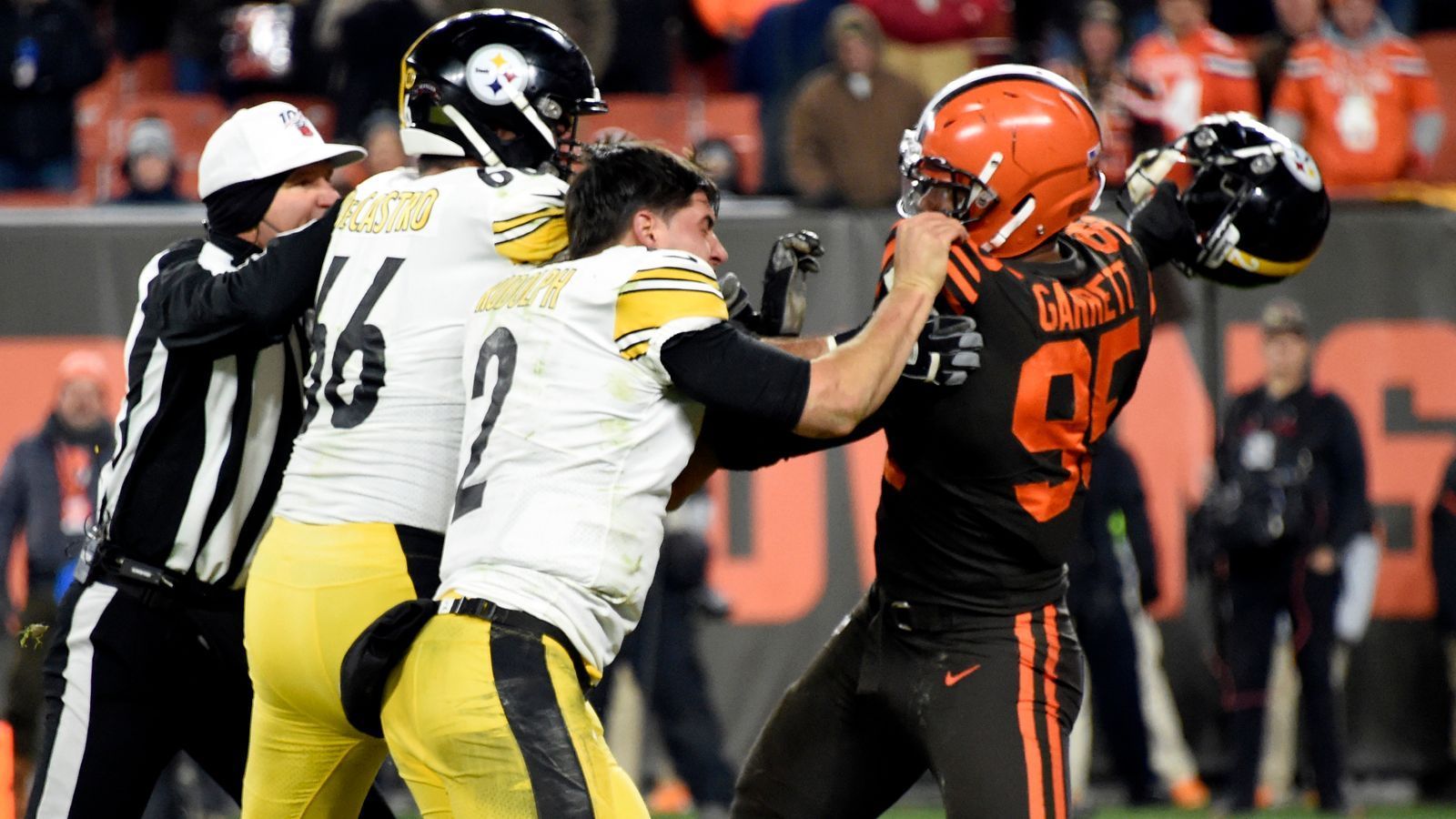 
                <strong>Verlierer: Myles Garrett</strong><br>
                Vom Sieg gegen die Pittsburgh Steelers spricht bei den Cleveland Browns niemand mehr. Die Helm-Attacke von Myles Garrett hat vor allem dem Nummer-eins-Pick von 2017 geschadet, aber auch dem Team, das trotz zwei Siegen in Serie nicht aus den Negativ-Schlagzeilen kommt. Dass Garrett nun fehlt, kommt als "i-Tüpfelchen" noch hinzu.
              