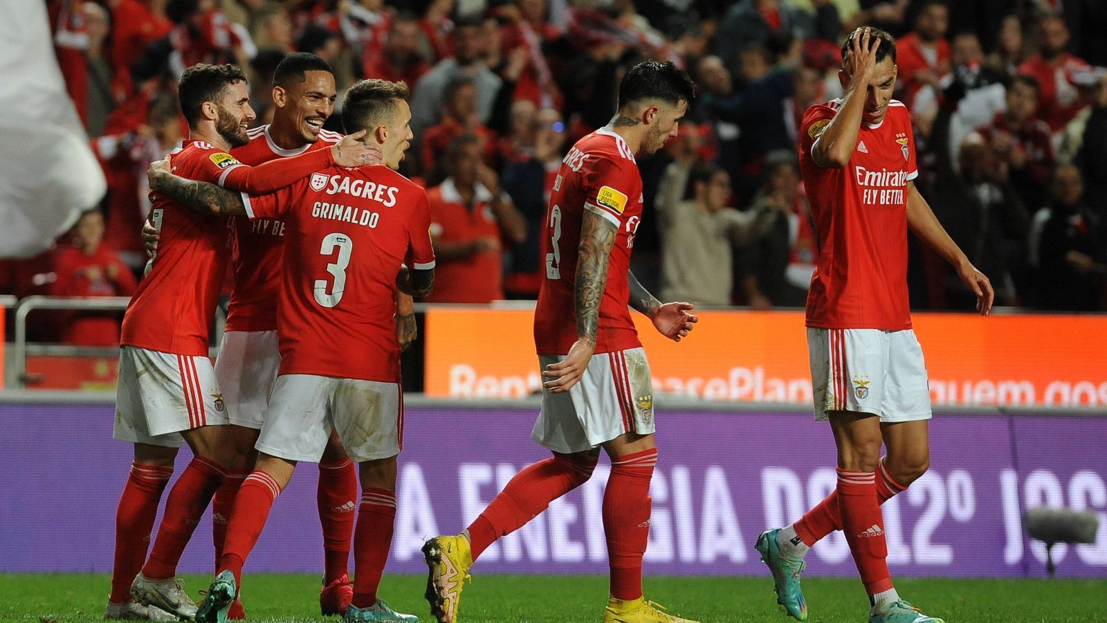 
                <strong>Platz 4: Benfica Lissabon (Portugal)</strong><br>
                Benfica Lissabon gehört zu den stärksten Mannschaften der diesjährigen Champions-League-Saison, nicht umsonst haben sie nicht nur Rang vier im Power Ranking ergattert, sondern auch den Gruppensieg über dem Star-Ensemble aus Paris errungen. Und das ohne große Stars. Die Mannen von Roger Schmidt spielen schnellen, erfrischenden und gefährlichen Tempo-Fußball. Es darf angezweifelt werden, ob der designierte Gegner der Adlerträger sich über das Duell freuen wird.
              