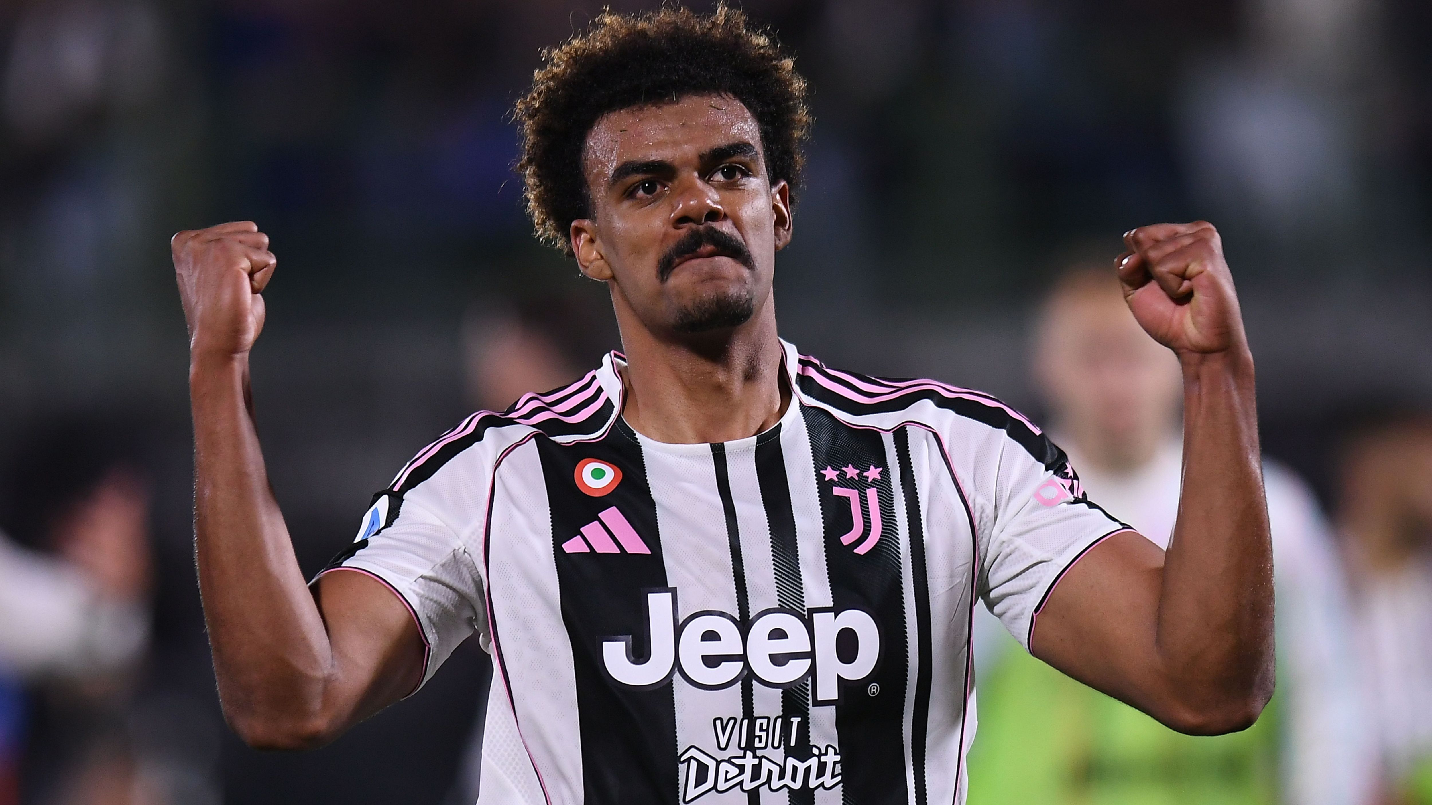 <strong>Renato Veiga (FC Chelsea)</strong><br>Demnach haben die Bayern-Bosse auch mit den Blues, die Veiga zuletzt an Juventus Turin ausgeliehen hatten, erste konkrete Gespräche geführt. Wie Fabrizio Romano berichtet, sollen an dem 1,90-Meter-Mann auch Atletico Madrid und einige Premier-League-Klubs interessiert sein. Für ein Gesamtpaket von 40 Millionen Euro wäre der variable Verteidiger, der auch als Linksverteidiger eingesetzt werden kann, demnach zu haben.